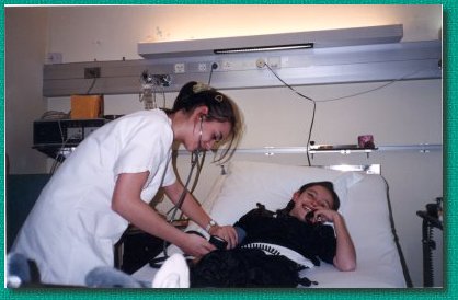 photo gaëlle avec une infirmière